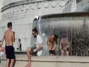 Bagno nudi nella fontana di Piazza Venezia a Roma, interviene il vicesindaco Bergamo Il vicesindaco si interroga sulla vicenda e chiede maggiori controlli da parte della Polizia Locale