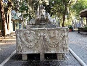 Danneggiata la Fontana del Sarcofago di Villa Borghese Bergamo: “Condanno il gesto di ignoti che offende l’arte e la storia della nostra città e del nostro Paese”