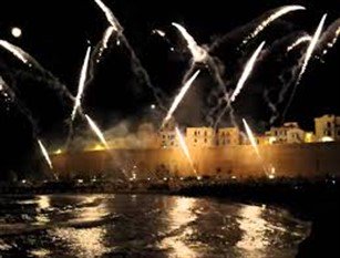 Lutto nazionale, ‘Incendio del castello’ rinviato a domenica 19 agosto