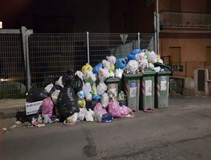 Roma, periferie sommerse dalla spazzatura. La situazione a Tor Bella Monaca. Non bastano degrado e criminalità, a complicare la vita ai residenti anche montagne di rifiuti ovunque.