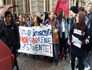 Manifestazione studentesca a Termoli, protesta uno studente