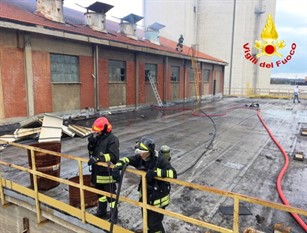 Incendio allo Zuccherificio di Termoli, danni ai filtri abbattitori di polveri Sei i vigili del fuoco impegnati a spegnere il rogo