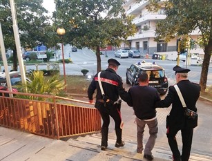 I Carabinieri della Stazione rintracciano ed arrestano un extracomunitario che deve scontare una pena per ingresso illegale nello Stato italiano.