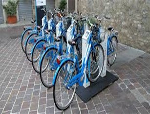 Campidoglio, il bike sharing elettrico sbarca a Roma Partirà entro giugno nel Municipio IX il progetto sperimentale europeo Elviten con postazioni di ricarica per 78 biciclette   
