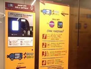 Campidoglio, macchinette mangiaplastica arrivano nei mercati. Raggi: “Dopo successo in stazioni metro estendiamo progetto”   