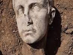 Testa marmorea imperatore Augusto ritrovata a Isernia Scoperta casuale durante lavori per crollo mura via Occidentale