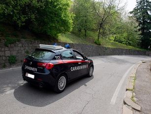 “Sotto il sole con due bambini perde l’ultimo autobus, Carabinieri le pagano il taxi per tornare a casa”