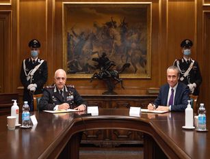 Poste Italiane e Arma dei Carabinieri firmano protocollo per la sicurezza e la legalita’ nel lavoro Si rafforza la collaborazione fra il Gruppo guidato dall’Amministratore Delegato Matteo Del Fante e l’Arma con una nuova intesa che riguarderà anche progetti di alta formazione