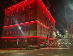 Palazzo comunale di Frosinone illuminato di rosso, per onorare le donne.