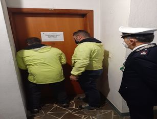 Le forze dell’ordine entrano nell’appartamento della camorra Sindaco De Martinis: "a breve il passaggio dell’alloggio nel patrimonio comunale"