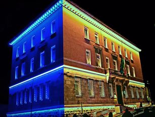 Il palazzo comunale di Frosinone blu e giallo per l’Ucraina.