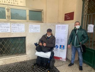 Ostia: incatenati al X municipio per far rimanere l’ufficio disabilita’ sul territorio