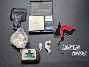 Droga: da Foggia a Bojano, i Carabinieri arrestano due pusher “pendolari”. Beccati di rientro dal capoluogo dauno, in auto hashish e cocaina, finiscono in manette due giovani.