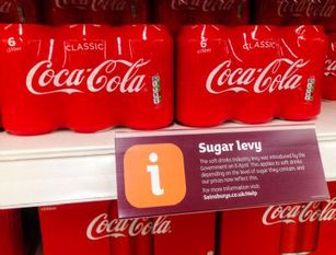 Sugar tax: cos’è e chi deve pagarla La sugar tax è una tassa sulle bevande edulcorate introdotta dalla legge di bilancio 2020 e attuata con DM 12.05.2021, la legge di bilancio 2023 ne ha rinviato l'entrata in vigore al 2024