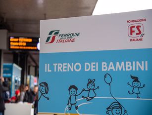 Gruppo FS, la solidarietà viaggia a bordo del “treno dei bambini” Da Roma a Pietrarsa alla scoperta delle ferrovie per oltre cento bambini provenienti da case-famiglia