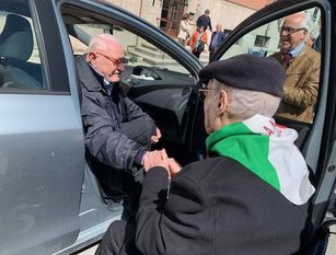 101 e 95 anni, l’abbraccio partigiano a Campobasso Pellegrinaggio civile tra luoghi simbolo Resistenza,poi incontro