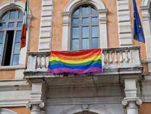 Giornata Internazionale contro l’omofobia: il Comune di Campobasso espone dal balcone di Palazzo San Giorgio la bandiera simbolo della comunità LGBT+