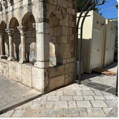 Isernia, Mancini contro l’indecorosa ubicazione dei bagni pubblici di piazza Celestino V accanto alla “Fontana Fraterna”