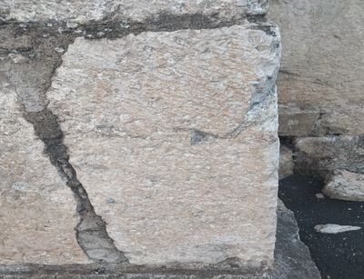 La “firma” degli scalpellini sulle pietre storiche monumentali in Molise