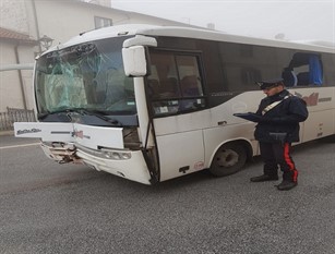 Autobus slitta sul ghiaccio e va a collidere contro il muro di un’abitazione. Intervengono i Carabinieri di Capracotta: Autista e 4 passeggeri trasportati in ospedale dal 118