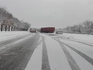 Traffico bloccato stamane per neve sulla S.S. 650 altezza bivio di Sessano del Molise. Forti proteste di automobilisti e pendolari in viaggio.
