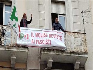 Striscione Pd con scritto ‘Molise resiste ai fascisti’ durante la visita di Salvini a Capobasso
