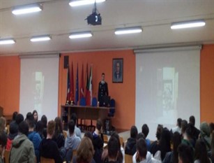 I Carabinieri di Agnone incontrano gli studenti spiegando loro la ricorrenza e il significato del 4 Novembre.