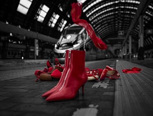 FS Italiane: scarpe rosse in ufficio per la giornata contro la violenza sulle donne I lavoratori del Gruppo FS Italiane uniti contro la violenza sulle donne.