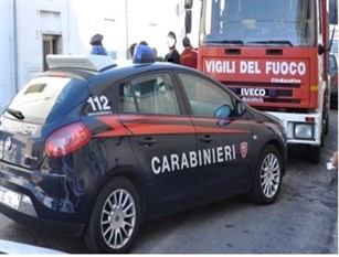Sant’Agapito (IS): Incendio di un portone di un’abitazione. Intervengono i Carabinieri.