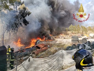 Incendio nella zona industriale di Montaquila. Intervengono i Vigili del Fuoco