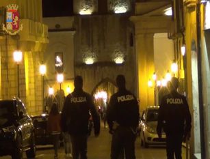P.S. di Isernia: extracomunitario infastidisce i clienti di un bar e aggredisce i poliziotti – Arrestato