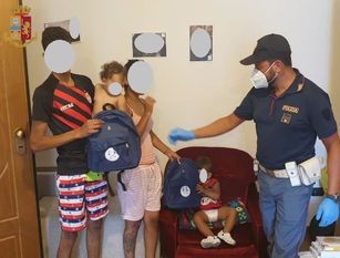 Poliziotti della Questura donano alcuni zainetti della Polizia di Stato  ai bambini giunti a Isernia