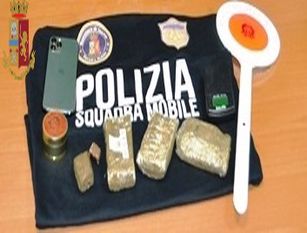 La Squadra Mobile arresta giovane donna pusher Sequestrati oltre 300 grammi di hashish.