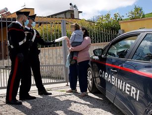 Carabinieri soccorrono una famiglia di stranieri in difficoltà.