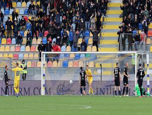 Calcio serie B, nulla da fare per il Benevento. Il Frosinone lo batte   allo Stirpe 2 a 0 (foto) Partita straripante dei “Leoni gialli”