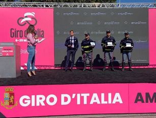 Polizia di Stato e Autostrade per l’Italia insieme al Giro per l’ undicesima edizione degli “Eroi della sicurezza”.