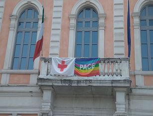 Palazzo San Giorgio espone l’emblema della Croce Rossa in vista della Giornata Mondiale del prossimo 8 maggio