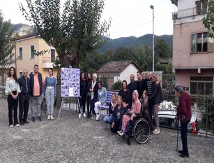 Una panchina viola per celebrare la giornata mondiale dell’Alzheimer