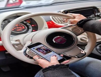 Il 10% degli italiani gira un video con il cellulare mentre è al volante  Il 65% lo tiene vicino all orecchio mentre guida