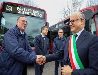 Presentati i primi nuovi bus ibridi che svolgeranno il servizio di trasporto pubblico in periferia