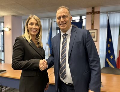 Il sindaco Ottavio De Martinis presenta Daniela Renisi come assessore al turismo di Montesilvano