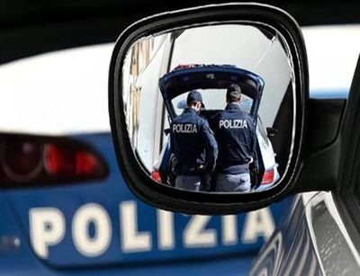 Autostrada A/14, mette in atto la truffa dello “specchietto rotto” La Polizia di Stato lo coglie sul fatto e lo denuncia.