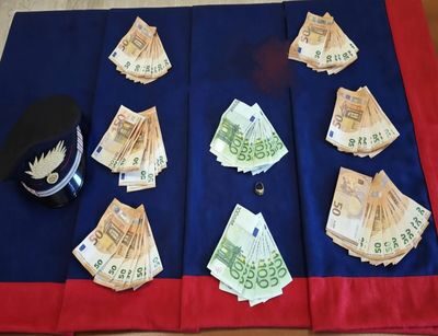 Truffa un anziano con la complicità del figlio minore.