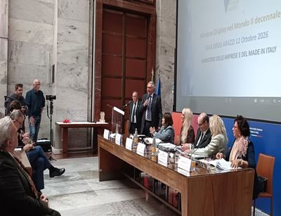 “Window Display nel Mondo”: grande successo a Roma per il decennale che celebra le eccellenze del Made in Italy Al Ministero delle Imprese e del Made in Italy, dieci anni di formazione, creatività e internazionalizzazione. Il Presidente Giuseppe Marco Pasquarella rilancia la richiesta di riconoscimento professionale per vetrinisti e Visual Merchandiser. Al centro dell'evento anche giovani, innovazione e nuove tecnologie.