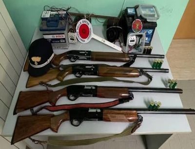Caccia con richiami elettroacustici vietati, cinque cacciatori denunciati e fucili sequestrati